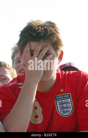 Englische Fußball-Fans reagieren emotional nach England nach Portugal während des WM-Viertelfinales verliert Stockfoto