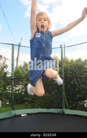 Ein Kind springt auf einem Trampolin Stockfoto