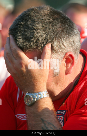 Englische Fußball-Fans reagieren emotional nach England nach Portugal während des WM-Viertelfinales verliert Stockfoto