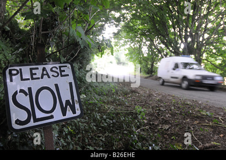 Eine handgefertigte Schild an eine Cornish Straße beantragt, dass Autos verlangsamen Stockfoto