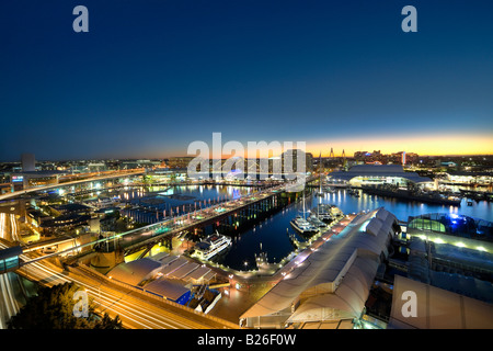 Blick vom Fenster des Sheraton Hotels, über Pyrmont Bridge, Darling Harbour und Cockle Bay, Sydney, New South Wales, Australien, in der Dämmerung. Stockfoto