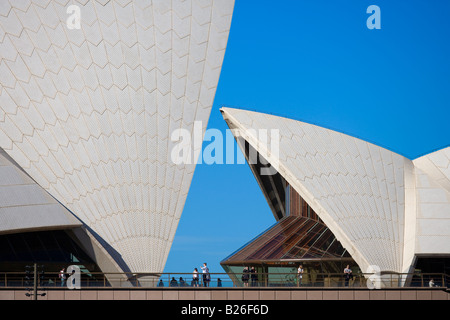 Sydney Opera House. Die Leute bewundern die Architektur des Sydney Opera House am Bennelong Point Sydney NSW Australien Stockfoto