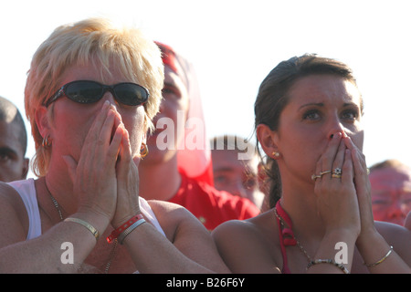 Englische Fußball-Fans reagieren emotional nach England nach Portugal während des WM-Viertelfinales verliert Stockfoto