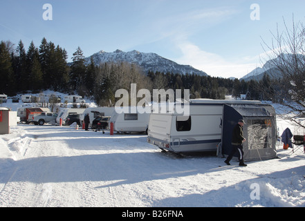 Camper in einem verschneiten Caravan park Stockfoto