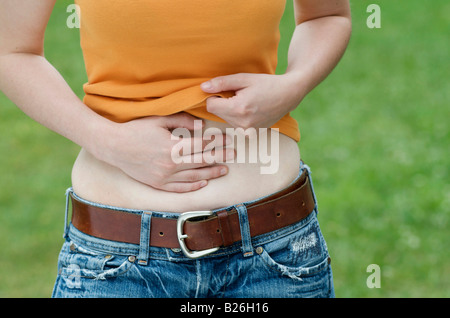 Teenager-Mädchen mit Magenschmerzen Stockfoto