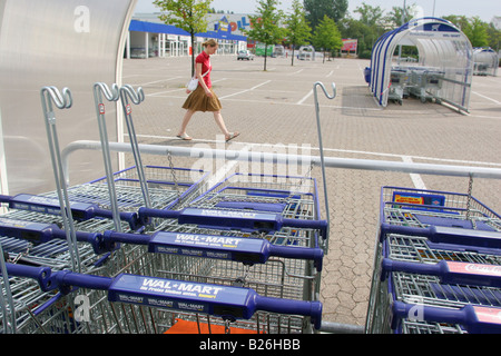Wal-Mart ist der größte Einzelhändler der Welt der Supercenter in Deutschland die Schließung Stockfoto
