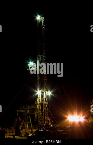 Öl bohren Turm bei Nacht Stockfoto