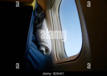 ältere Passagiere schlafen auf Ryanair-Flug Stockfoto