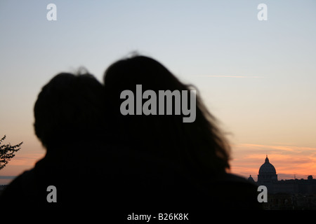 Menschen auf dem Pincio-Hügel mit Vatikan Kuppel, Rom Stockfoto