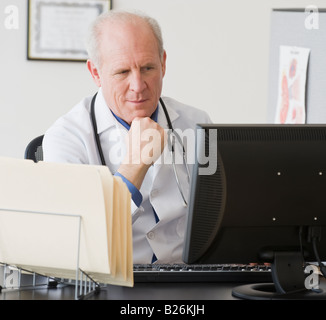 Männliche Oberärztin Blick auf computer Stockfoto