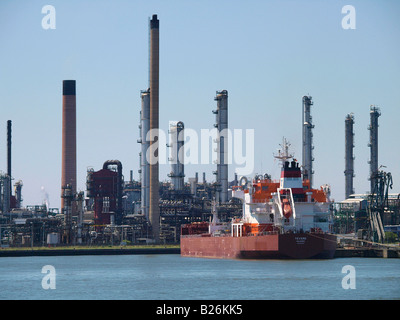 Hafen von Antwerpen mit Tanker Schiff vor eine petrochemische Großanlage Antwerpen Flandern Belgien Stockfoto