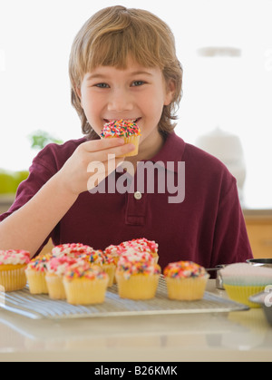 Junge Essen hausgemachte Kuchen Stockfoto