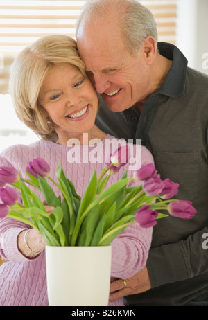 Älteres paar Blumen betrachten Stockfoto