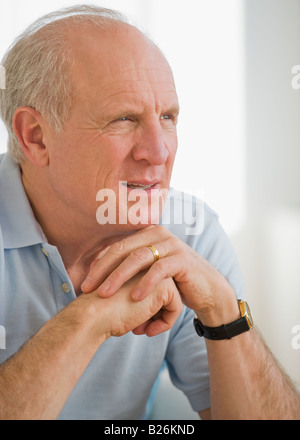 Senior woman Kinn auf die Hände ruhen Stockfoto