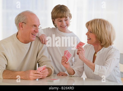 Enkel gerade Großeltern spielen Karten Stockfoto