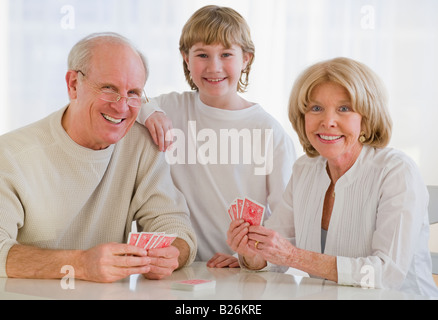 Enkel gerade Großeltern spielen Karten Stockfoto