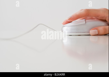 Frauenhand auf Computer-Maus Stockfoto