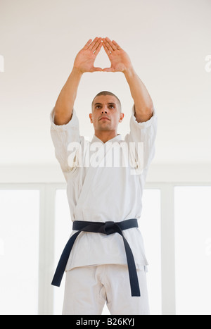 Hispanische männlichen Karate Schwarzgurt in Haltung Stockfoto