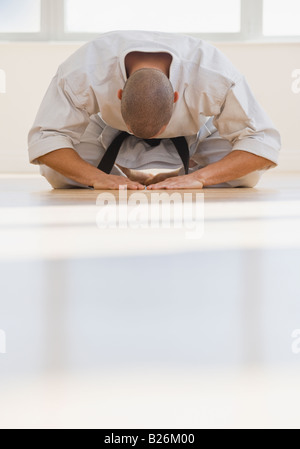 Hispanische männlichen Karate Schwarzgurt Verbeugung Stockfoto