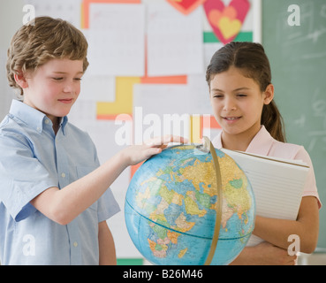 Multi-ethnischen Schulkinder, die Welt zu betrachten Stockfoto