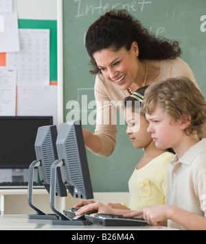 Spanisch Lehrer Hilfe für Studenten mit Computern Stockfoto