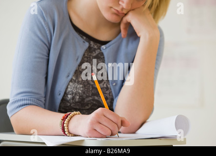 Teenager Mädchen Hausaufgaben Stockfoto