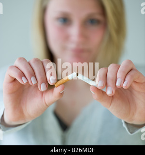 Frau brechen Zigarette Stockfoto