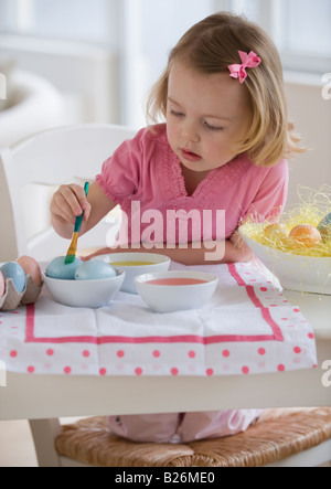 Junges Mädchen Eiern dekorieren Stockfoto