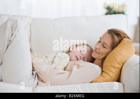 Mutter und Tochter auf dem Sofa schlafen Stockfoto