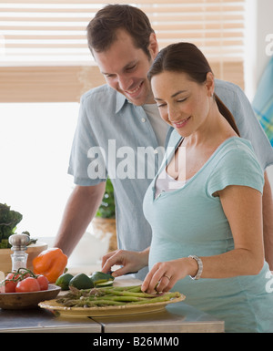 Schwanger Hispanic paar Zubereitung von Speisen Stockfoto