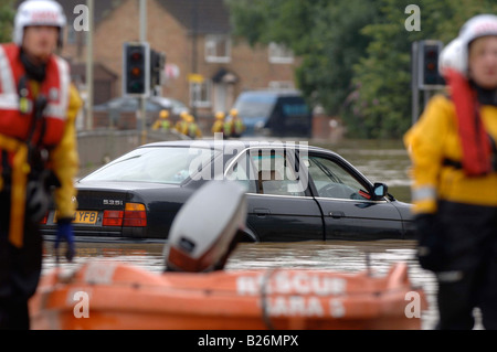 EIN RETTUNGSTEAM FLUT AUFBRECHEN, UM CHECK FAHRZEUGE IM HOCHWASSER STECKEN IN TEWKESBURY WÄHREND DES HOCHWASSERS IN GLOUCESTERSHIRE JULI 2007 U Stockfoto