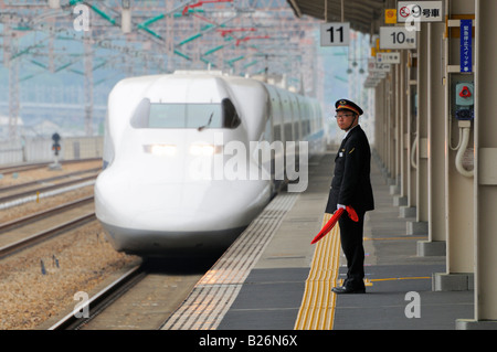 Ein Shinkansen-Hochgeschwindigkeitszug hält kurz an und Station Master, AOI JP Stockfoto