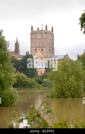 HOCHWASSER UMGIBT TEWKESBURY ABBEY WÄHREND DES HOCHWASSERS IN GLOUCESTERSHIRE JULI 2007 UK Stockfoto