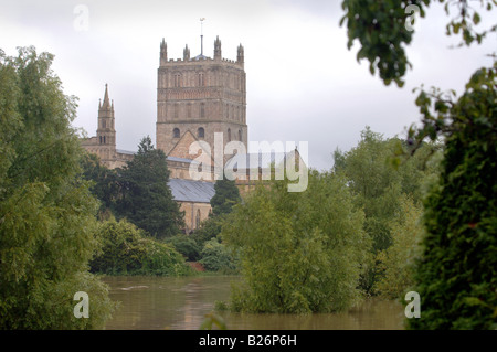 HOCHWASSER UMGIBT TEWKESBURY ABBEY WÄHREND DES HOCHWASSERS IN GLOUCESTERSHIRE JULI 2007 UK Stockfoto