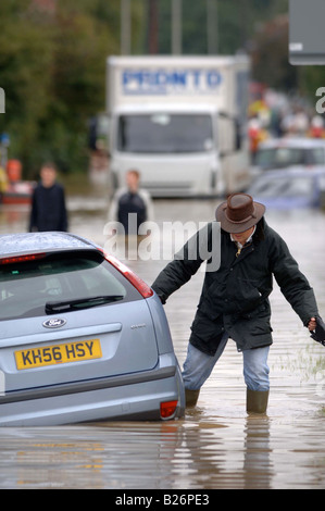 EIN AUTO IM HOCHWASSER STECKEN IN TEWKESBURY WÄHREND DES HOCHWASSERS IN GLOUCESTERSHIRE JULI 2007 UK Stockfoto