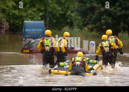 EIN RETTUNGSTEAM FLUT AUFBRECHEN, UM CHECK FAHRZEUGE IM HOCHWASSER STECKEN IN TEWKESBURY WÄHREND DES HOCHWASSERS IN GLOUCESTERSHIRE JULI 2007 U Stockfoto