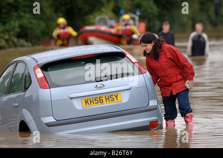 EINE FRAU BLICKT DURCH DAS FENSTER EINES AUTOS IM HOCHWASSER STECKEN IN TEWKESBURY WÄHREND DES HOCHWASSERS IN GLOUCESTERSHIRE JULI 2007 UK Stockfoto