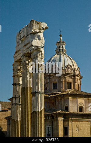 Antike Denkmäler Säulen aus dem Tempel von Castor und Pollux im Forum Romanum. Kirche Chiesa dei Santi Luca e Martina in der Nähe von Rom Italien Stockfoto