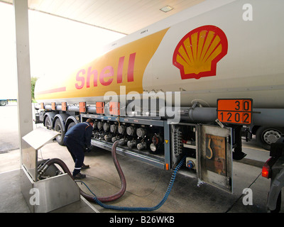 Shell LKW liefern Dieselkraftstoff an einer speziellen Tankstelle für LKW Hazeldonk-Niederländisch-belgischen Grenze Belgien Stockfoto