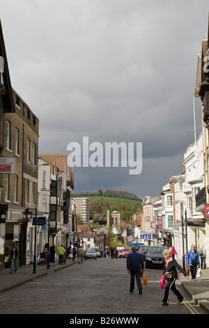 Ein Blick auf der High Street in Richtung St.-Nikolaus-Kirche und die Felder hinaus. Guildford, Surrey, England. Stockfoto