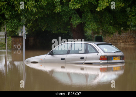 EIN FAHRZEUG STECKEN IM HOCHWASSER IN EINEM PARKHAUS TEWKESBURY WÄHREND DES HOCHWASSERS IN GLOUCESTERSHIRE JULI 2007 UK Stockfoto