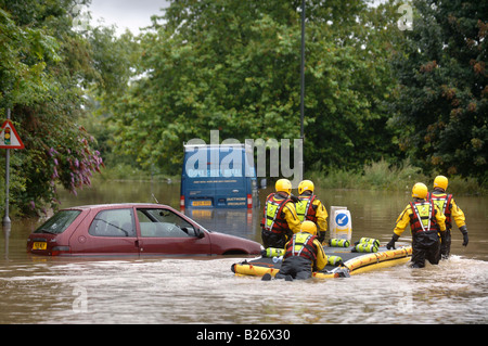 EIN RETTUNGSTEAM FLUT AUFBRECHEN, UM CHECK FAHRZEUGE IM HOCHWASSER STECKEN IN TEWKESBURY WÄHREND DES HOCHWASSERS IN GLOUCESTERSHIRE JULI 2007 U Stockfoto