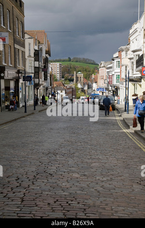 Ein Blick auf der High Street in Richtung St.-Nikolaus-Kirche und die Felder hinaus. Guildford, Surrey, England. Stockfoto