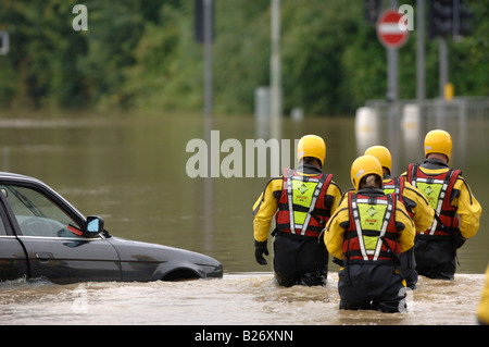 EIN RETTUNGSTEAM FLUT AUFBRECHEN, UM CHECK FAHRZEUGE IM HOCHWASSER STECKEN IN TEWKESBURY WÄHREND DES HOCHWASSERS IN GLOUCESTERSHIRE JULI 2007 U Stockfoto