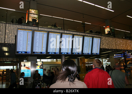 Benutzer Abfahrt Zeitplan auf Monitoren am Flughafen Amsterdam Schiphol Stockfoto