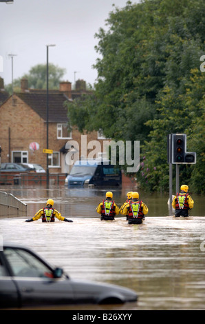 EIN RETTUNGSTEAM FLUT AUFBRECHEN, UM CHECK FAHRZEUGE IM HOCHWASSER STECKEN IN TEWKESBURY WÄHREND DES HOCHWASSERS IN GLOUCESTERSHIRE JULI 2007 U Stockfoto