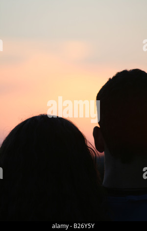 Menschen auf dem Pincio-Hügel mit Vatikan Kuppel, Rom Stockfoto