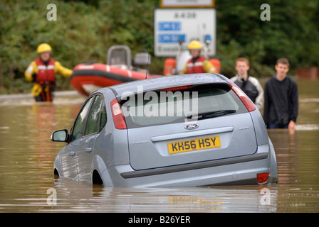 EIN RETTUNGSTEAM FLUT AUFBRECHEN, UM CHECK FAHRZEUGE IM HOCHWASSER STECKEN IN TEWKESBURY WÄHREND DES HOCHWASSERS IN GLOUCESTERSHIRE JULI 2007 U Stockfoto