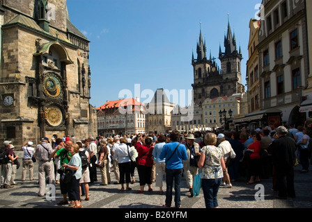 Touristen, die gerade astronomische Uhr mit Glockenspiel Orloj am Rathaus Hauptplatz in der Altstadt in Prag Tschechische Republik Stockfoto