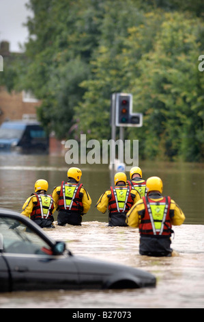 EIN RETTUNGSTEAM FLUT AUFBRECHEN, UM CHECK FAHRZEUGE IM HOCHWASSER STECKEN IN TEWKESBURY WÄHREND DES HOCHWASSERS IN GLOUCESTERSHIRE JULI 2007 U Stockfoto